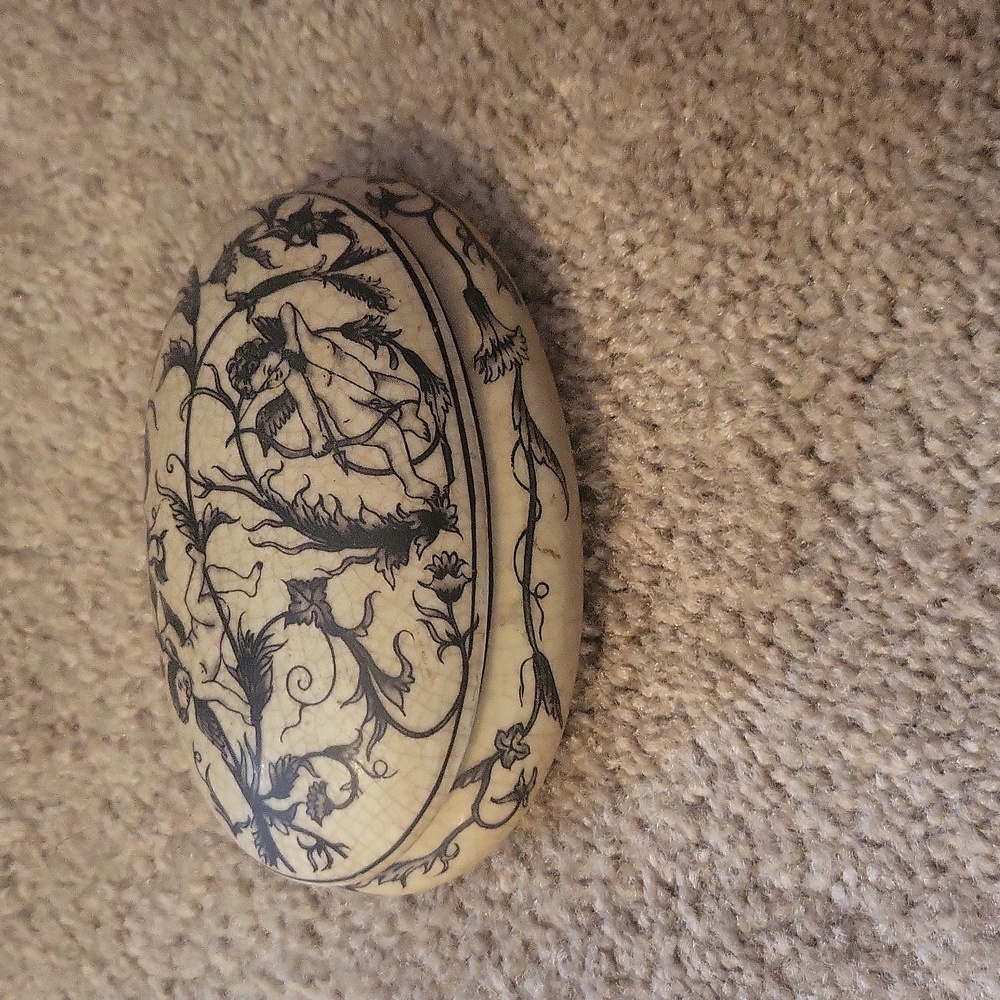 Intricate (CAMEL BONE?) Or Fine China?  Decorative Box